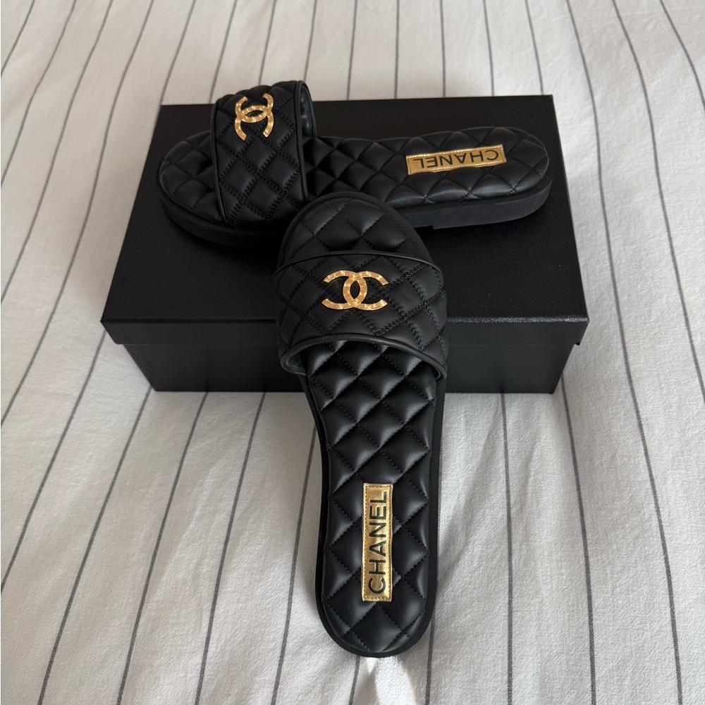 CHANEL Black Quilted Leather Slide Sandals with Gold hammered CC SZ 40 full set